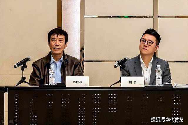 他掀开裙子把舌头伸进去gif